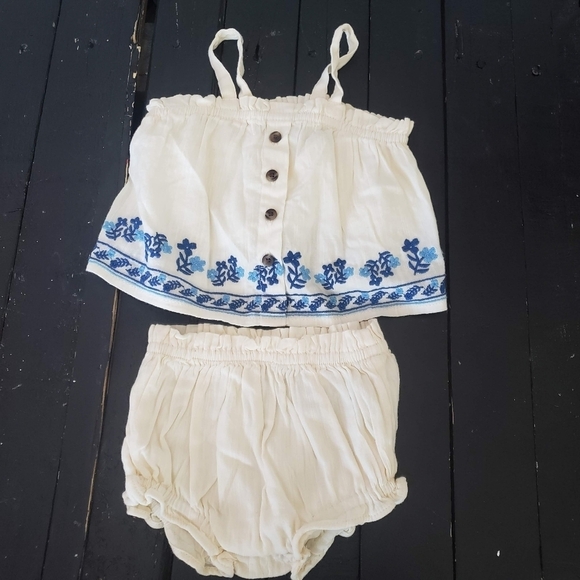 Old Navy NWOT Baby Girl 0-3 Months Two Piece Outfit Ivory Blue Embroidery Boho - Picture 1 of 5